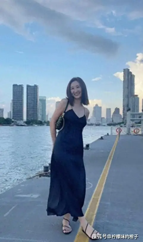 台球美女裁判李安_裁判李安美女台球视频_裁判李安美女台球比赛视频